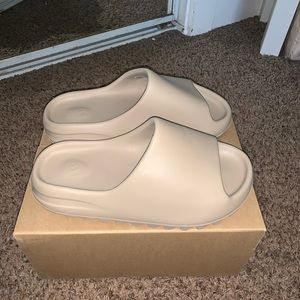 Yeezy slides ‘pure’ 2021 re-release